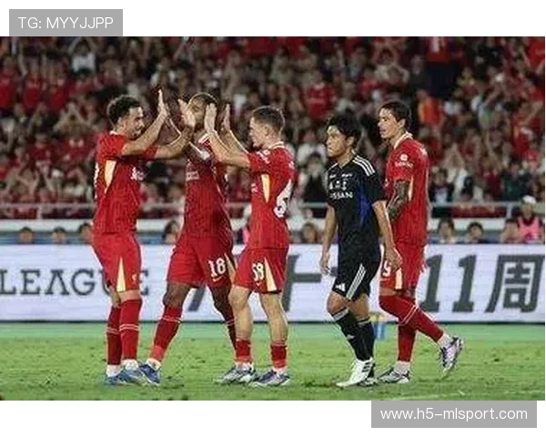 雅凯正式亮相安菲尔德训练基地，利物浦防线添7000万欧基石